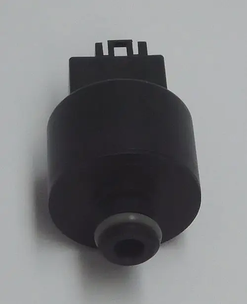 Schwarzer Sensor mit Steckeranschluss und einem Anschlussrohr, der zur Überwachung des Wasserdrucks in Daikin-Systemen verwendet wird.